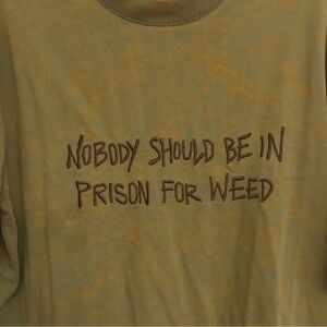 Urban Outfitters Nobody Should Be In Prison For Weed Size Large T-Shirt CHNGE